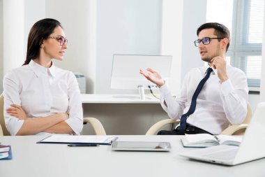 Ofiste dizüstü bilgisayarla çalışan iş adamları