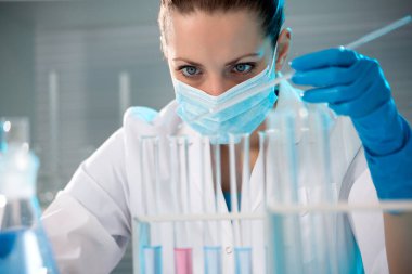 Laboratuvarda çalışan çekici genç bayan bilim adamı.