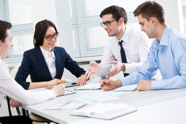 Modern ofiste birlikte çalışan iş adamları.