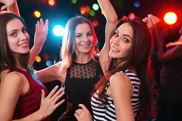 Fröhliche Mädchen Tanzen Auf Einer Party — Stockfoto