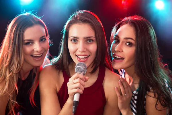 Meninas Felizes Divertindo Cantando Uma Festa — Fotografia de Stock