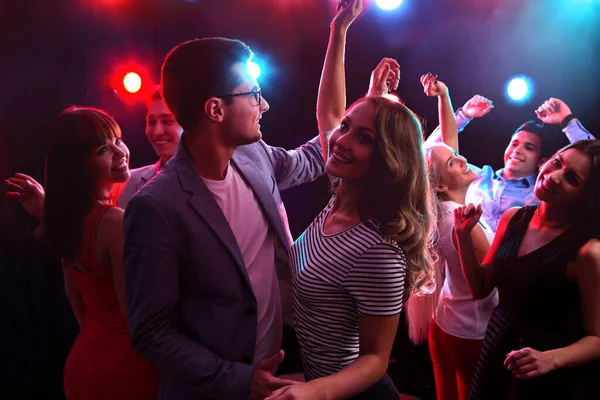 Молодые Люди Весело Танцуют Вечеринке — стоковое фото