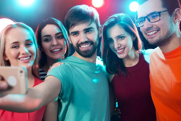 Grupp Glada Vänner Som Tar Selfie Nattklubb — Stockfoto