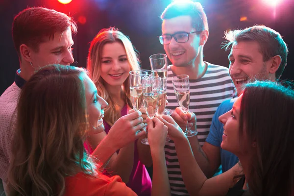 Gelukkige Groep Jonge Vrienden Die Glazen Met Elkaar Aanraken — Stockfoto