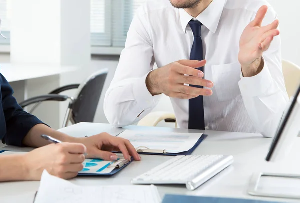 Zakenmensen Die Met Computers Werken Een Kantoor — Stockfoto