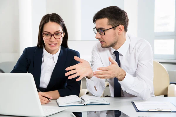 Zakenmensen Die Met Een Laptop Een Kantoor Werken — Stockfoto