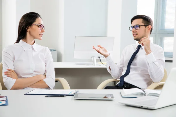 Gente Negocios Que Trabaja Con Portátil Una Oficina — Foto de Stock