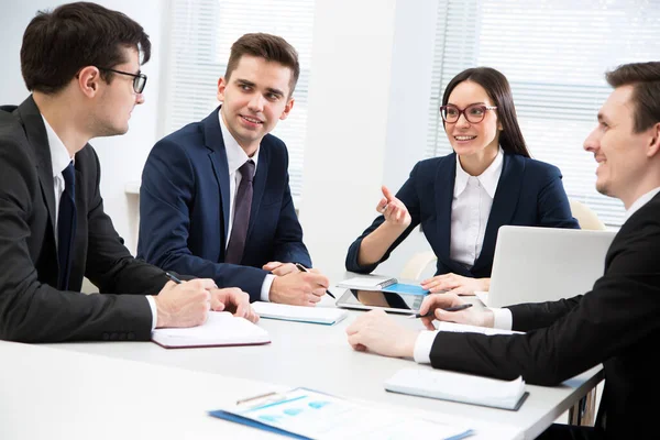 Équipe Affaires Travaillant Dans Bureau Assis Autour Une Table — Photo