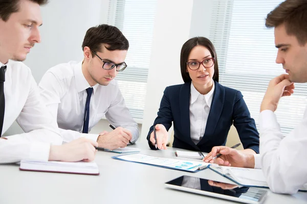 Attractive Businesswoman Explains Businessmen New Project — Stock Photo, Image