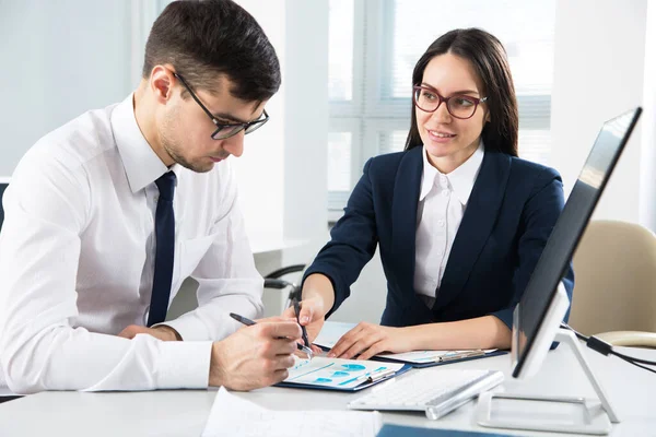 Gente Negocios Que Trabaja Con Computadora Una Oficina — Foto de Stock