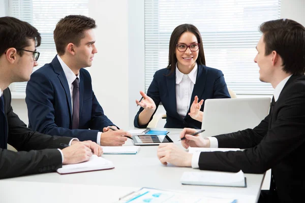 Equipo Negocios Trabajando Una Oficina Sentada Alrededor Una Mesa — Foto de Stock