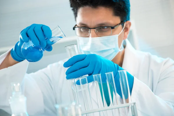 Jovem Cientista Médico Trabalhando Laboratório — Fotografia de Stock