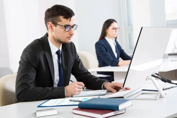 Jovem Empresário Trabalhando Com Computador Escritório — Fotografia de Stock