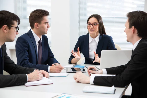 Équipe Affaires Travaillant Dans Bureau Assis Autour Une Table — Photo