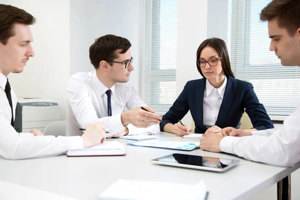 Equipo Negocios Trabajando Una Oficina Sentada Alrededor Una Mesa — Foto de Stock