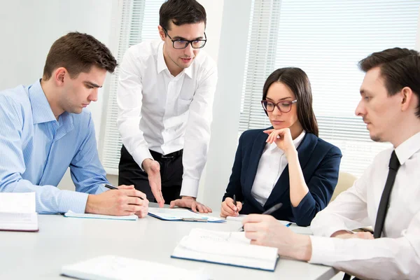 Les Gens Affaires Travaillant Ensemble Dans Bureau Moderne — Photo