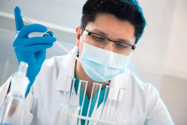 Jovem Cientista Médico Trabalhando Laboratório — Fotografia de Stock