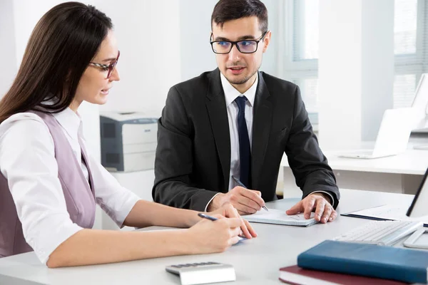 Ondernemers Bespreken Een Nieuw Project Het Kantoor — Stockfoto