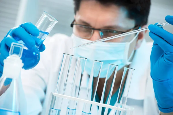 Jovem Cientista Médico Trabalhando Laboratório — Fotografia de Stock