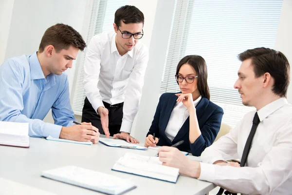 Businesspeople Discuss New Project Office — Stock Photo, Image