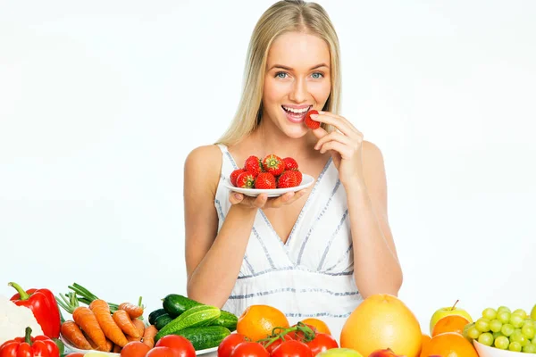 Hermosa Joven Sentada Una Mesa Con Frutas Verduras Frescas Comiendo — Foto de Stock