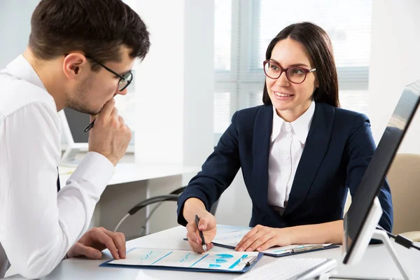 Uomini Affari Che Lavorano Con Computer Ufficio Foto Stock