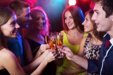 Partide kadehlere dokunan mutlu genç arkadaşlar.