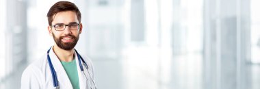 Modern klinik geçmişi olan yakışıklı genç bir doktor..