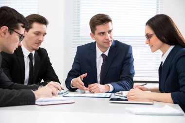 Modern ofiste birlikte çalışan iş adamları.