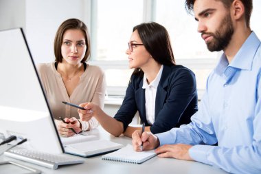 Modern ofiste birlikte çalışan iş adamları.