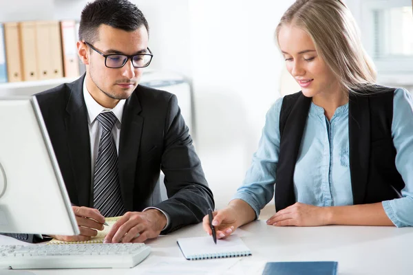 Zakenmensen Die Met Computers Werken Een Kantoor — Stockfoto