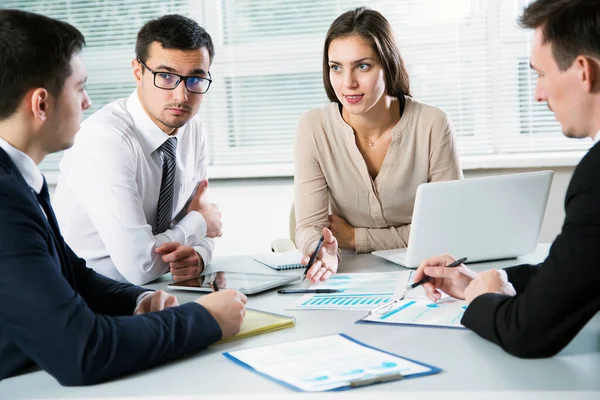 Empresarios Discuten Nuevo Proyecto Oficina — Foto de Stock