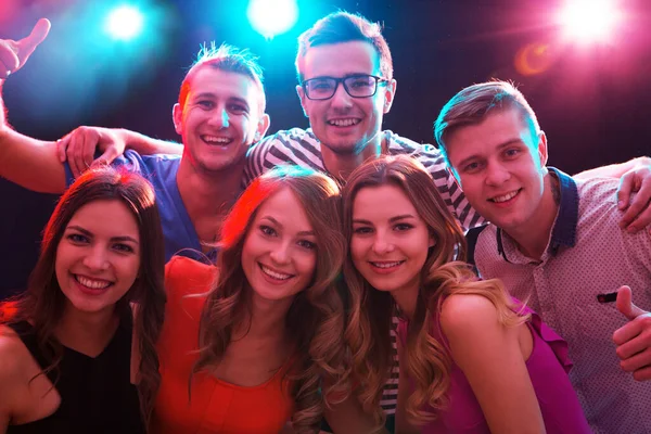 Groep Van Gelukkige Jongens Meisjes Hebben Plezier Een Nachtclub — Stockfoto