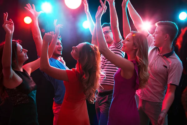 Νέοι Διασκεδάζουν Χορεύοντας Στο Πάρτι — Φωτογραφία Αρχείου