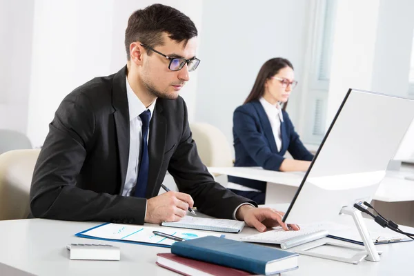 Jonge Zakenman Werkt Met Computer Een Kantoor — Stockfoto