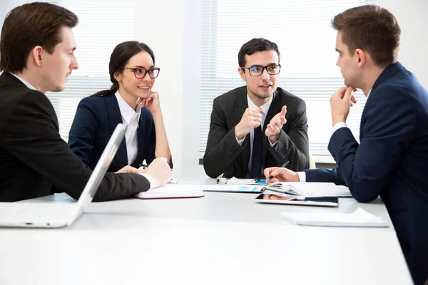 Les Gens Affaires Travaillant Ensemble Dans Bureau Moderne — Photo