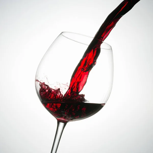 Schöne Spritzer Rotwein Einem Glas Auf Weißem Hintergrund — Stockfoto
