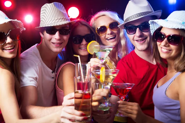 Glückliche Junge Freunde Berühren Auf Party Die Gläser Miteinander — Stockfoto