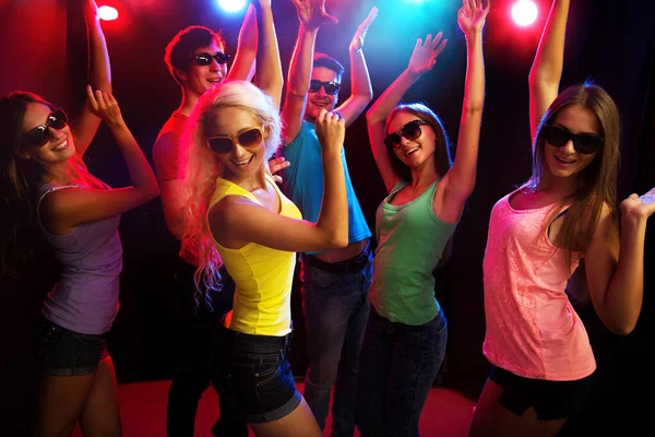 Glückliche Freundinnen Haben Spaß Bei Einer Party Unter Freunden — Stockfoto