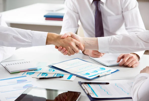 Close Business People Shaking Hands Office — Stock Photo, Image