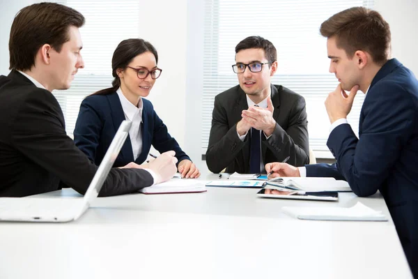 Jóvenes Empresarios Están Sentados Alrededor Mesa Una Reunión Oficina — Foto de Stock