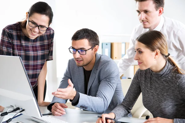 Les Gens Affaires Travaillant Ensemble Dans Bureau Moderne — Photo