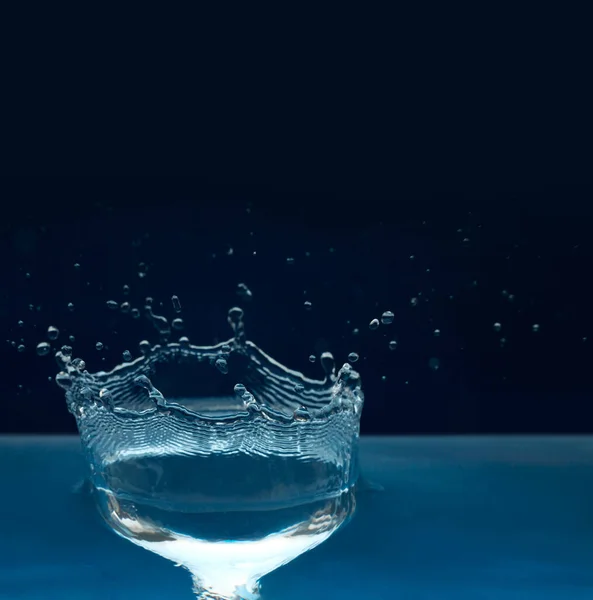 Belo Respingo Água Azul Frescura Isolado Fundo Escuro — Fotografia de Stock