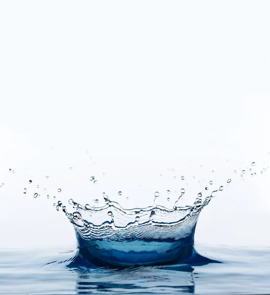 Piękny Plusk Błękitnej Świeżej Wody Izolowane Białym — Zdjęcie stockowe