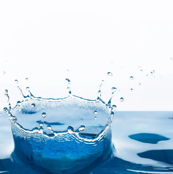 Hermosa Salpicadura Agua Dulce Azul Aislada Blanco — Foto de Stock