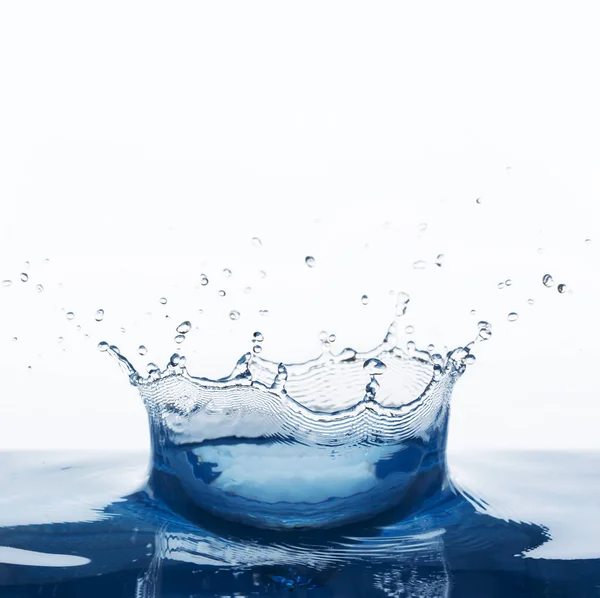 白に隔離された青い淡水の美しいスプラッシュ — ストック写真