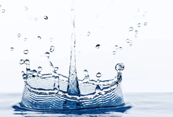 Прекрасный Всплеск Голубой Пресной Воды Изолированной Белом — стоковое фото