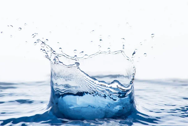 Hermosa Salpicadura Agua Dulce Azul Aislada Blanco — Foto de Stock