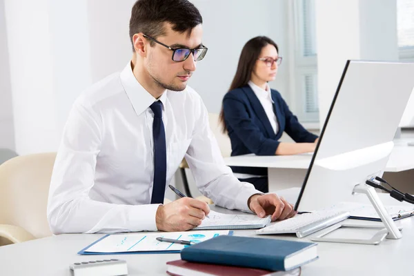 Joven Hombre Negocios Que Trabaja Con Computadora Una Oficina Fotos de stock