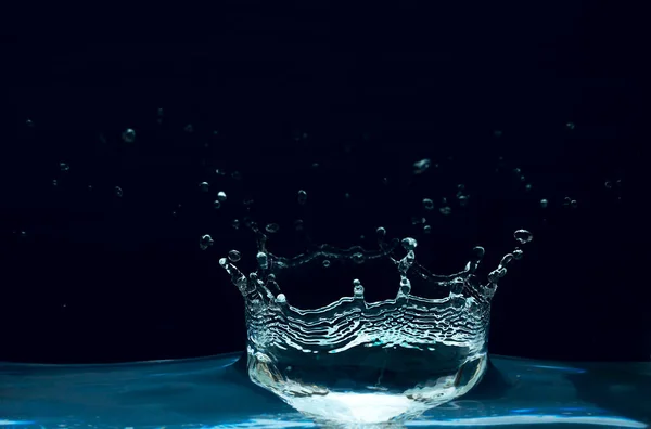 青い水の美しいスプラッシュ ロイヤリティフリーのストック写真
